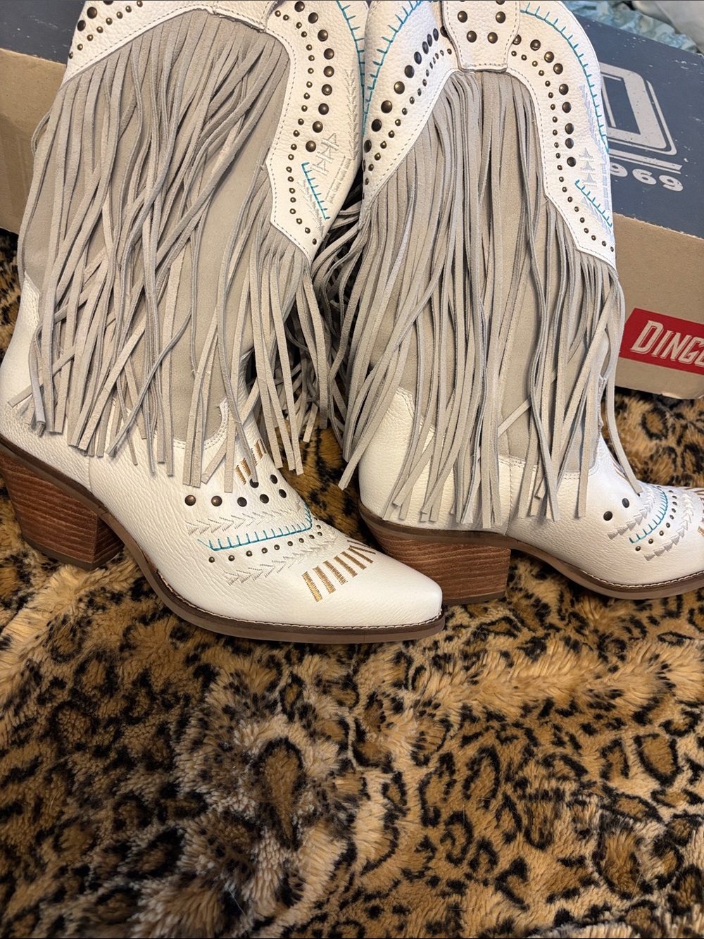 dingo White Fringe Western Heeled Boots with Turquoise Accents like new 9